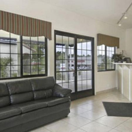 Bridgeway Inn & Suites Redding Interior photo
