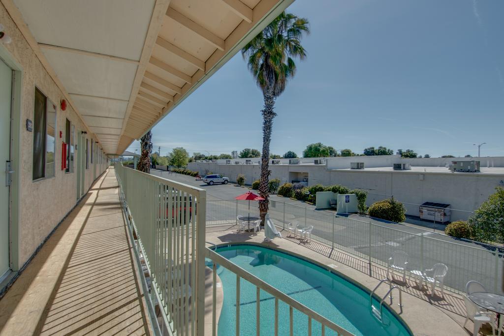 Bridgeway Inn & Suites Redding Exterior photo
