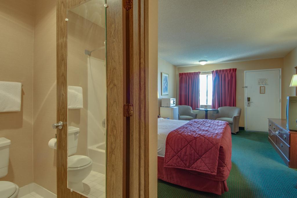 Bridgeway Inn & Suites Redding Exterior photo