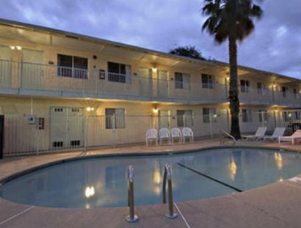 Bridgeway Inn & Suites Redding Facilities photo